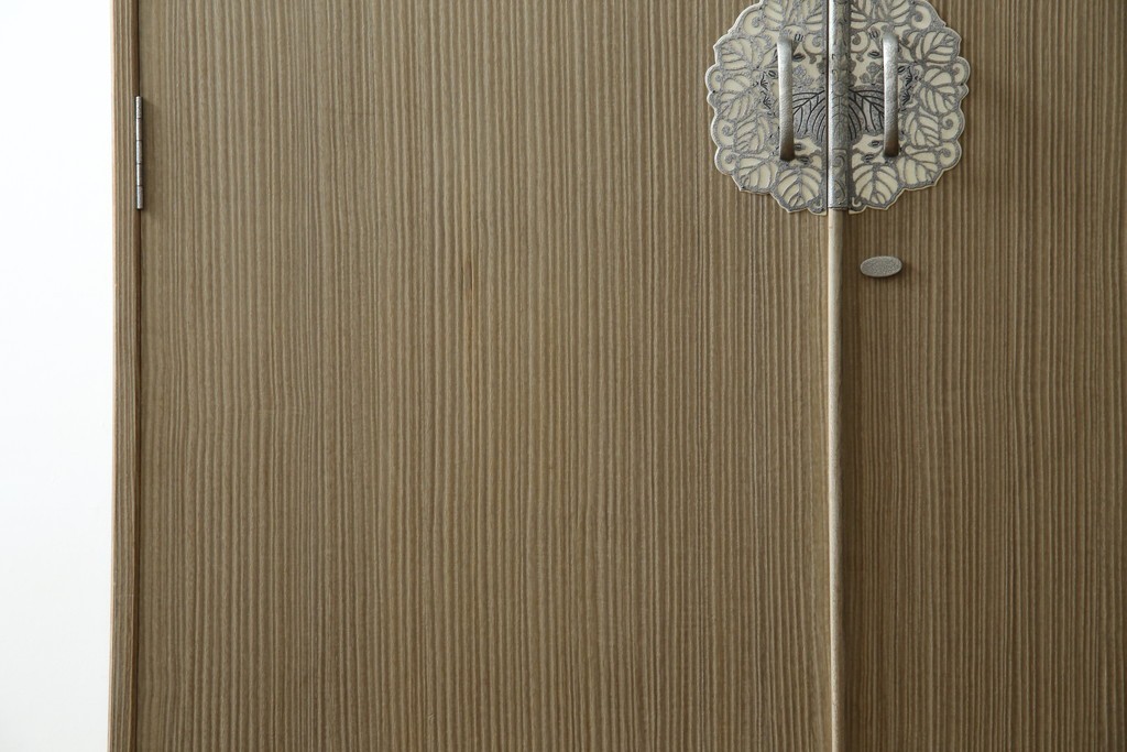 中古　繊細なデザインの金具が洗練された雰囲気を高める加茂総桐箪笥(並厚)　(R-066096)