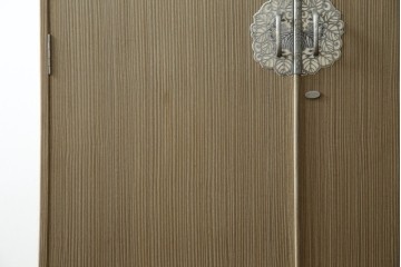 中古　繊細なデザインの金具が洗練された雰囲気を高める加茂総桐箪笥(並厚)　(R-066096)