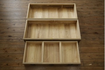 中古　繊細なデザインの金具が洗練された雰囲気を高める加茂総桐箪笥(並厚)　(R-066096)