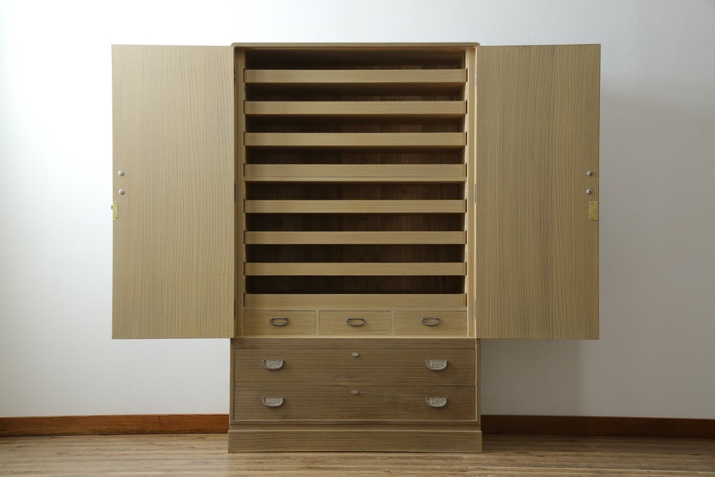 中古　繊細なデザインの金具が洗練された雰囲気を高める加茂総桐箪笥(並厚)　(R-066096)