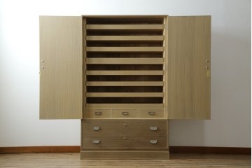 中古　繊細なデザインの金具が洗練された雰囲気を高める加茂総桐箪笥(並厚)　(R-066096)