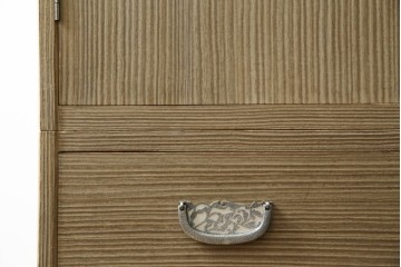 中古　繊細なデザインの金具が洗練された雰囲気を高める加茂総桐箪笥(並厚)　(R-066096)