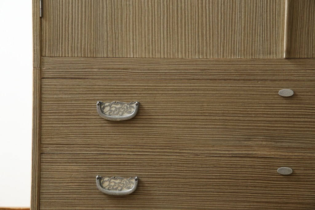 中古　繊細なデザインの金具が洗練された雰囲気を高める加茂総桐箪笥(並厚)　(R-066096)