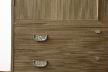 中古　繊細なデザインの金具が洗練された雰囲気を高める加茂総桐箪笥(並厚)　(R-066096)