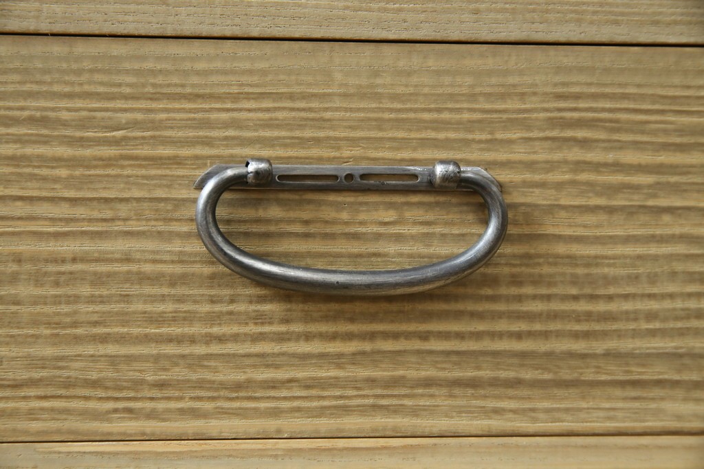 中古　繊細なデザインの金具が洗練された雰囲気を高める加茂総桐箪笥(並厚)　(R-066096)