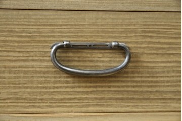 中古　繊細なデザインの金具が洗練された雰囲気を高める加茂総桐箪笥(並厚)　(R-066096)