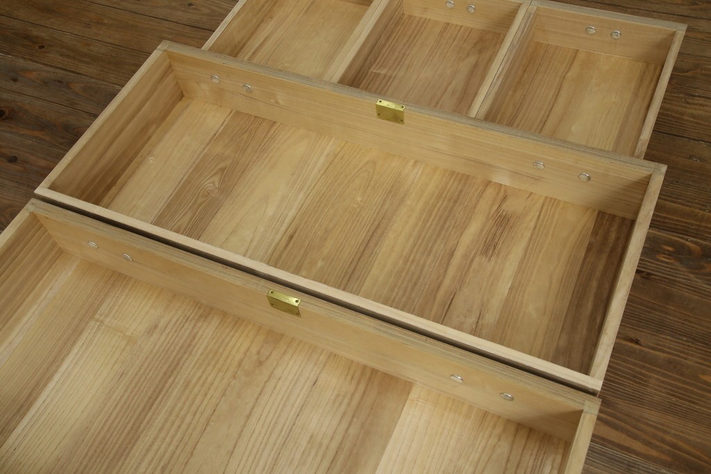 中古　繊細なデザインの金具が洗練された雰囲気を高める加茂総桐箪笥(並厚)　(R-066096)