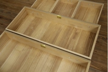 中古　繊細なデザインの金具が洗練された雰囲気を高める加茂総桐箪笥(並厚)　(R-066096)