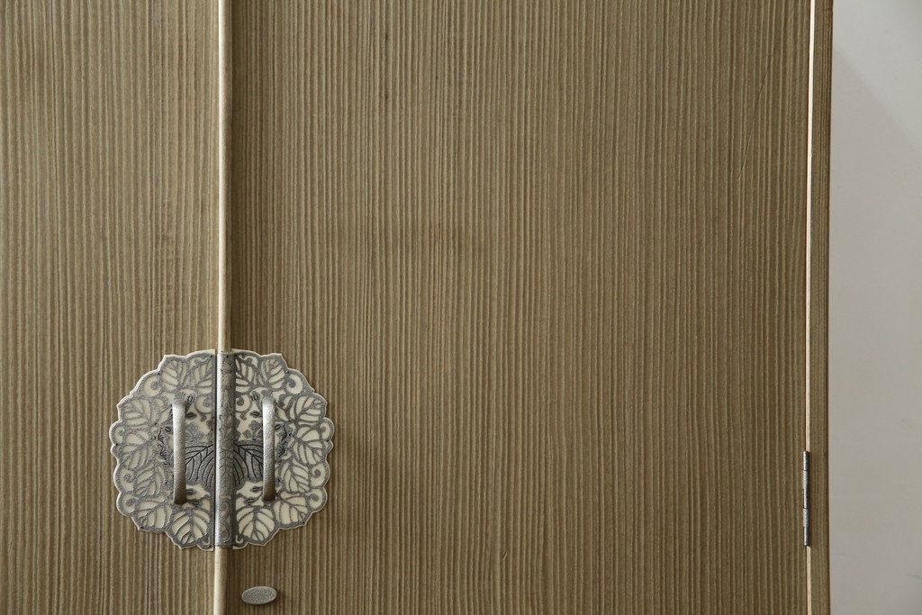 中古　繊細なデザインの金具が洗練された雰囲気を高める加茂総桐箪笥(並厚)　(R-066096)