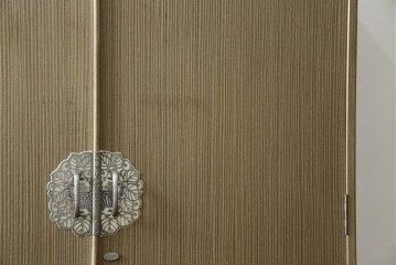 中古　繊細なデザインの金具が洗練された雰囲気を高める加茂総桐箪笥(並厚)　(R-066096)