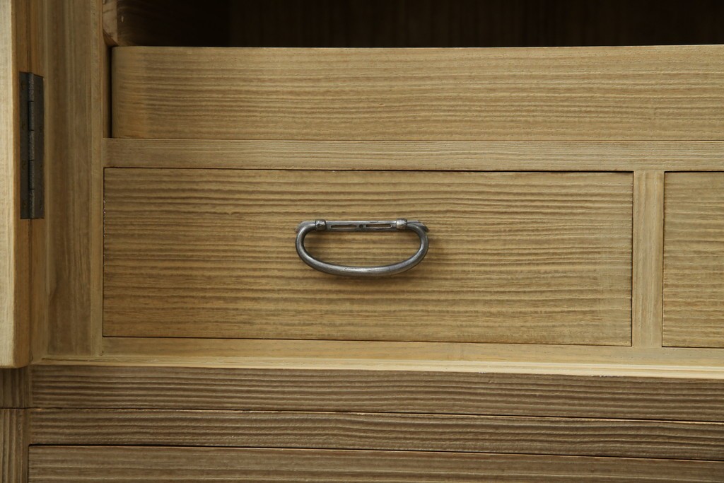 中古　繊細なデザインの金具が洗練された雰囲気を高める加茂総桐箪笥(並厚)　(R-066096)