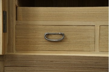中古　繊細なデザインの金具が洗練された雰囲気を高める加茂総桐箪笥(並厚)　(R-066096)
