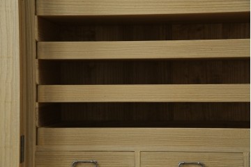 中古　繊細なデザインの金具が洗練された雰囲気を高める加茂総桐箪笥(並厚)　(R-066096)