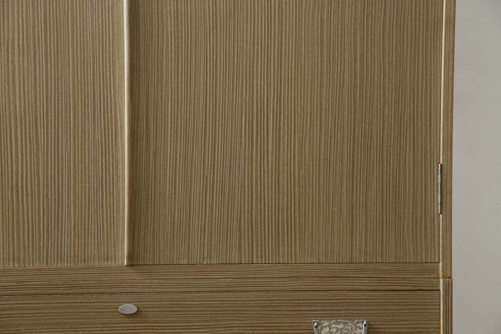 中古　繊細なデザインの金具が洗練された雰囲気を高める加茂総桐箪笥(並厚)　(R-066096)