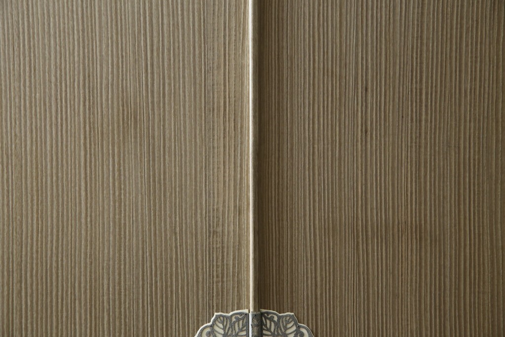 中古　繊細なデザインの金具が洗練された雰囲気を高める加茂総桐箪笥(並厚)　(R-066096)