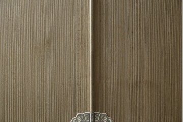 中古　繊細なデザインの金具が洗練された雰囲気を高める加茂総桐箪笥(並厚)　(R-066096)