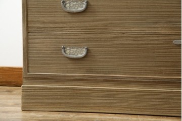 中古　繊細なデザインの金具が洗練された雰囲気を高める加茂総桐箪笥(並厚)　(R-066096)