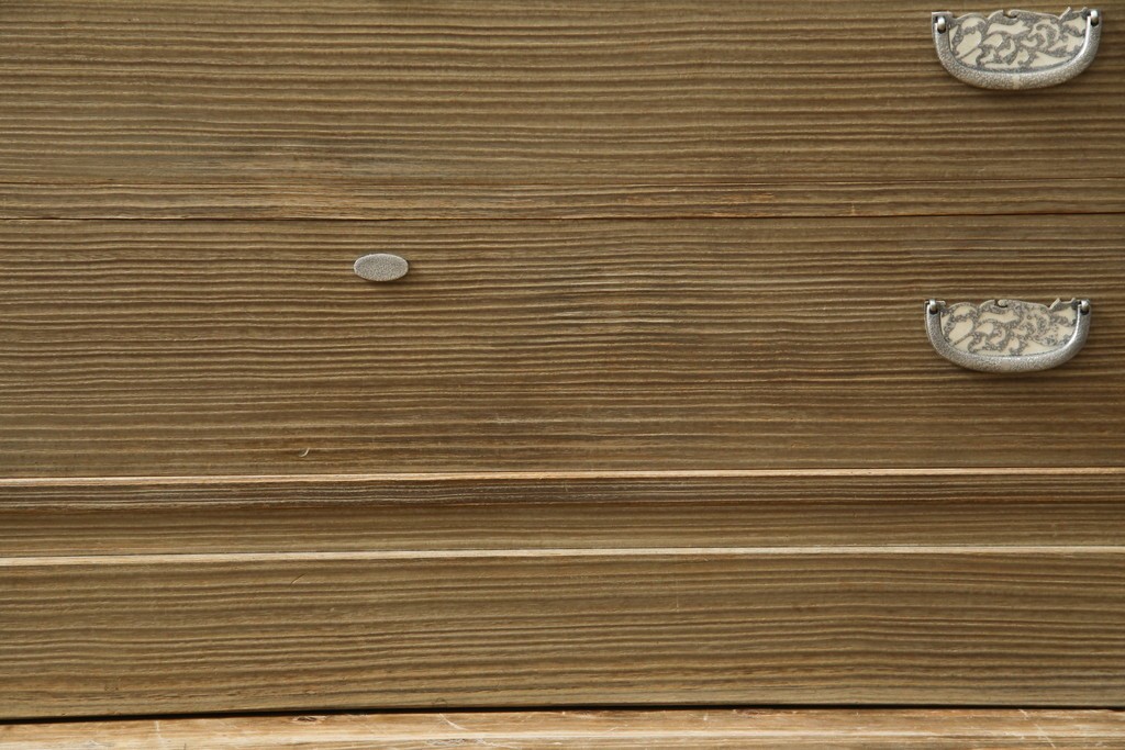 中古　繊細なデザインの金具が洗練された雰囲気を高める加茂総桐箪笥(並厚)　(R-066096)