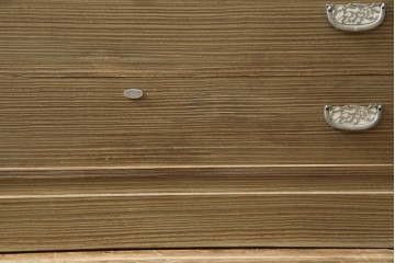 中古　繊細なデザインの金具が洗練された雰囲気を高める加茂総桐箪笥(並厚)　(R-066096)