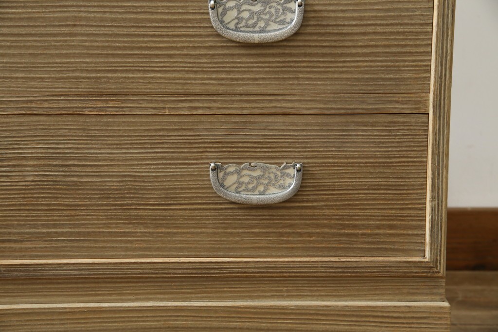 中古　繊細なデザインの金具が洗練された雰囲気を高める加茂総桐箪笥(並厚)　(R-066096)