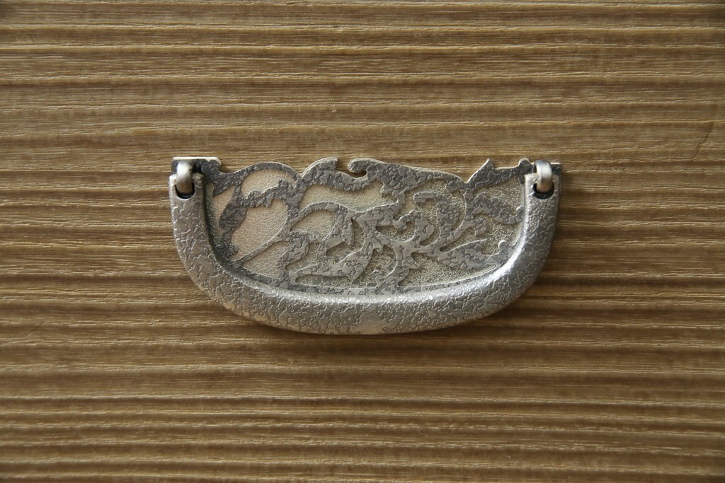 中古　繊細なデザインの金具が洗練された雰囲気を高める加茂総桐箪笥(並厚)　(R-066096)