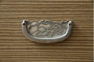 中古　繊細なデザインの金具が洗練された雰囲気を高める加茂総桐箪笥(並厚)　(R-066096)