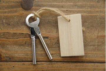 中古　繊細なデザインの金具が洗練された雰囲気を高める加茂総桐箪笥(並厚)　(R-066096)