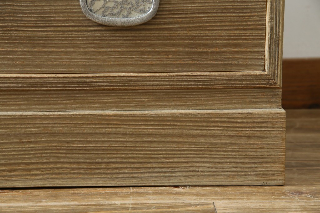 中古　繊細なデザインの金具が洗練された雰囲気を高める加茂総桐箪笥(並厚)　(R-066096)