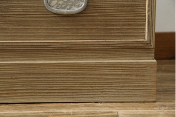 中古　繊細なデザインの金具が洗練された雰囲気を高める加茂総桐箪笥(並厚)　(R-066096)