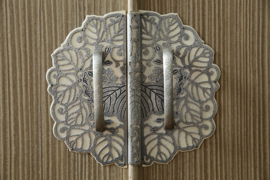 中古　繊細なデザインの金具が洗練された雰囲気を高める加茂総桐箪笥(並厚)　(R-066096)