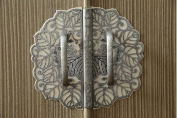 中古　繊細なデザインの金具が洗練された雰囲気を高める加茂総桐箪笥(並厚)　(R-066096)