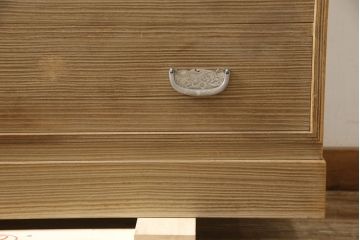 中古　繊細なデザインの金具が洗練された雰囲気を高める加茂総桐箪笥(並厚、総桐たんす、着物箪笥、引き出し、和タンス)(R-066096)