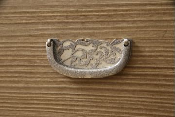 中古　繊細なデザインの金具が洗練された雰囲気を高める加茂総桐箪笥(並厚、総桐たんす、着物箪笥、引き出し、和タンス)(R-066096)