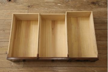 和製アンティーク　前面栗材　趣き深い漆の色合いが綺麗な米沢箪笥(衣装たんす、収納タンス、時代箪笥、引き出し)(R-066109)