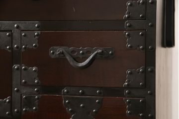 和製アンティーク　前面栗材　趣き深い漆の色合いが綺麗な米沢箪笥(衣装たんす、収納タンス、時代箪笥、引き出し)(R-066109)