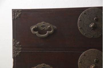 和製アンティーク　超美品!!　前面栗材　上手物　大きな桜丸金具と綺麗な漆の色合いが和の雰囲気を高める米沢箪笥(重ね箪笥、引き出し、収納タンス、衣装たんす、時代箪笥)(R-066110)