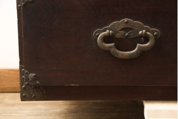 和製アンティーク　超美品!!　前面栗材　上手物　大きな桜丸金具と綺麗な漆の色合いが和の雰囲気を高める米沢箪笥(重ね箪笥、引き出し、収納タンス、衣装たんす、時代箪笥)(R-066110)