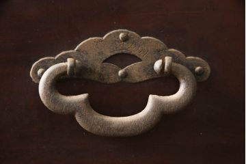 和製アンティーク　超美品!!　前面栗材　上手物　大きな桜丸金具と綺麗な漆の色合いが和の雰囲気を高める米沢箪笥ローボード(引き出し、収納タンス、時代箪笥)(R-066111)
