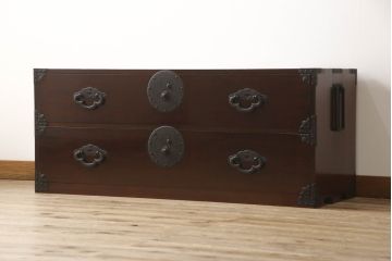 和製アンティーク　超美品!!　前面栗材　上手物　大きな桜丸金具と綺麗な漆の色合いが和の雰囲気を高める米沢箪笥ローボード(引き出し、収納タンス、時代箪笥)(R-066112)