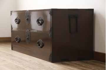 和製アンティーク　超美品!!　前面栗材　上手物　大きな桜丸金具と綺麗な漆の色合いが和の雰囲気を高める米沢箪笥ローボード(引き出し、収納タンス、時代箪笥)(R-066112)