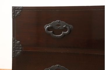和製アンティーク　超美品!!　前面栗材　上手物　大きな桜丸金具と綺麗な漆の色合いが和の雰囲気を高める米沢箪笥ローボード(引き出し、収納タンス、時代箪笥)(R-066112)