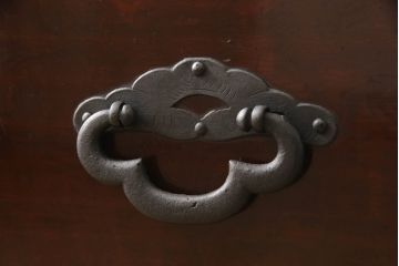 和製アンティーク　超美品!!　前面栗材　上手物　大きな桜丸金具と綺麗な漆の色合いが和の雰囲気を高める米沢箪笥ローボード(引き出し、収納タンス、時代箪笥)(R-066112)