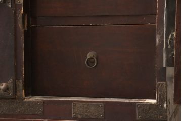 和製アンティーク　前面栗材　漆塗り　桜の意匠が施された丸金具が上品な印象の米沢箪笥(重ね箪笥、引き出し、時代箪笥、収納タンス、衣装たんす)(R-066114)