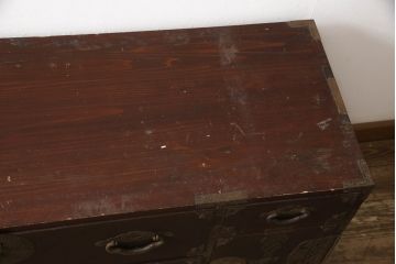 和製アンティーク　前面栗材　漆塗り　桜の意匠が施された丸金具が上品な印象の米沢箪笥(重ね箪笥、引き出し、時代箪笥、収納タンス、衣装たんす)(R-066114)