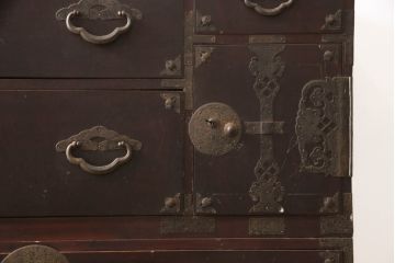 和製アンティーク　前面栗材　漆塗り　桜の意匠が施された丸金具が上品な印象の米沢箪笥(重ね箪笥、引き出し、時代箪笥、収納タンス、衣装たんす)(R-066114)