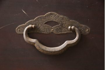 和製アンティーク　前面栗材　漆塗り　桜の意匠が施された丸金具が上品な印象の米沢箪笥(重ね箪笥、引き出し、時代箪笥、収納タンス、衣装たんす)(R-066114)