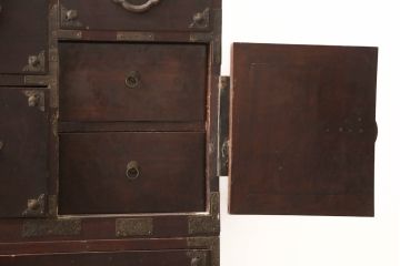 和製アンティーク　前面栗材　漆塗り　桜の意匠が施された丸金具が上品な印象の米沢箪笥ローボード(引き出し、時代箪笥、収納タンス)(R-066115)