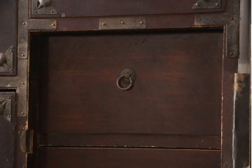 和製アンティーク　前面栗材　漆塗り　桜の意匠が施された丸金具が上品な印象の米沢箪笥ローボード(引き出し、時代箪笥、収納タンス)(R-066115)