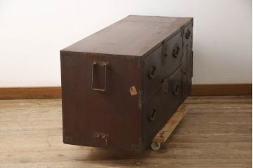 和製アンティーク　前面栗材　漆塗り　桜の意匠が施された丸金具が上品な印象の米沢箪笥ローボード(引き出し、時代箪笥、収納タンス)(R-066115)