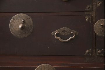 和製アンティーク　前面栗材　漆塗り　桜の意匠が施された丸金具が上品な印象の米沢箪笥ローボード(引き出し、時代箪笥、収納タンス)(R-066115)